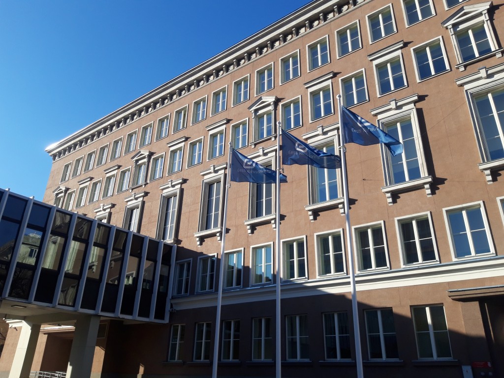 ERR uudistemaja lippudega.jpg