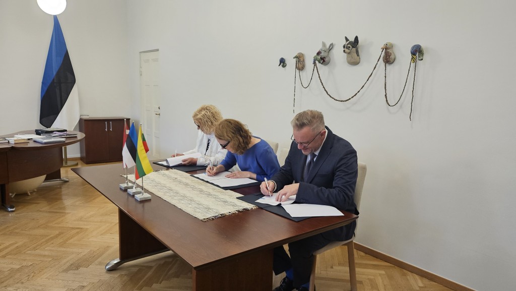 Allkirjastamine (vasakult): Dace Vilsone, Merilin Piipuu ja Tomas Juočys