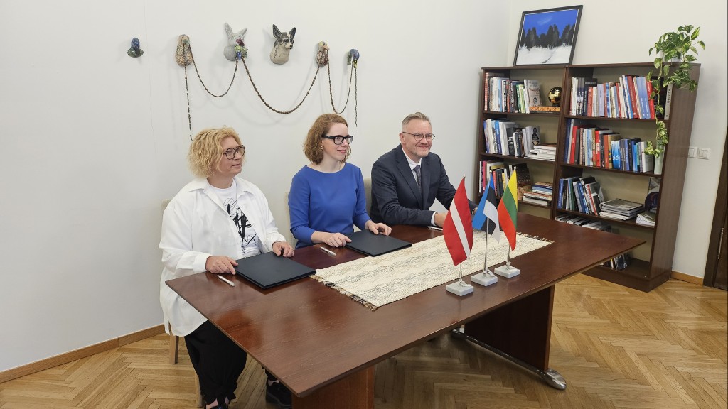 Balti kultuurikoostöö programmi allkirjastamine: Dace Vilsone, Merilin Piipuu ja Tomas Juočys